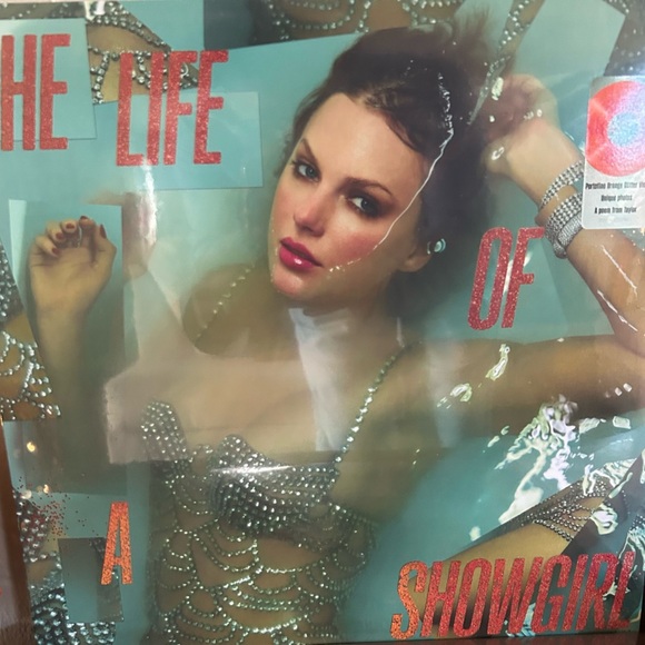 The Life of a Showgirl & Tortured Poets Department Vinyl Coll. w/Eras Tour Book💋 - Picture 2 of 7